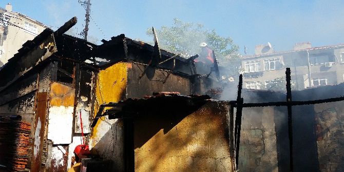 Karagümrük’te Korkutan Gecekondu Yangını