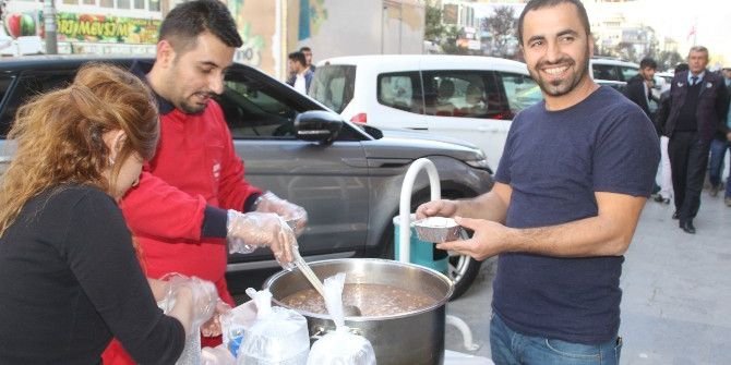 Hakkarili Esnaf Vatandaşlara Aşure Dağıttı