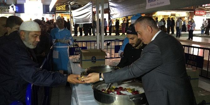 Eyüp’te 10 Bin Kişilik Aşure Dağıtıldı