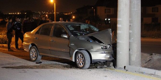 Direksiyon Hakimiyetini Kaybettiği Otomobille Beton Aydınlatma Direğine Çarptı