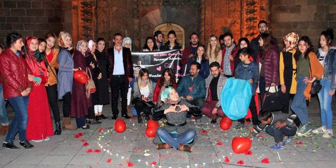 Tarihi Medrese Önünde Sürpriz Evlilik Teklifi