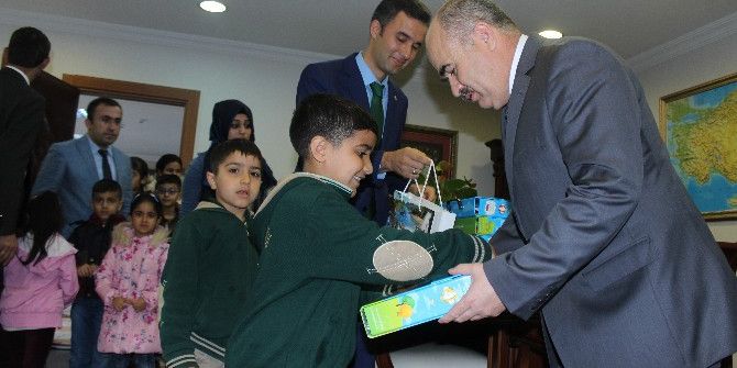 Vali Zülkif Dağlı, Suriyeli Çocukları Sevindirdi