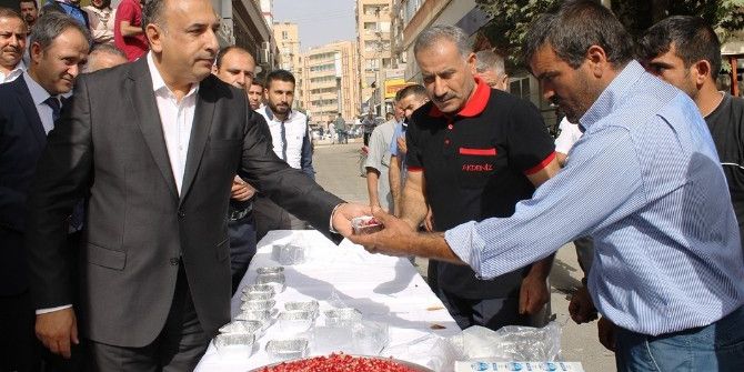 Dicle Epsaş’tan Müşterilerine Aşure İkramı