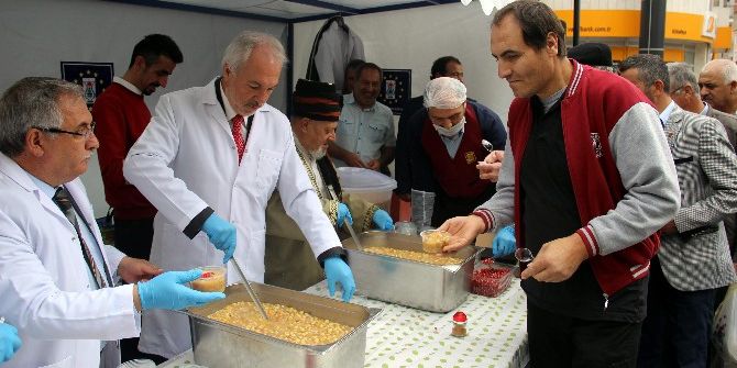 Kütahya Belediyesi Halka Aşure Dağıttı