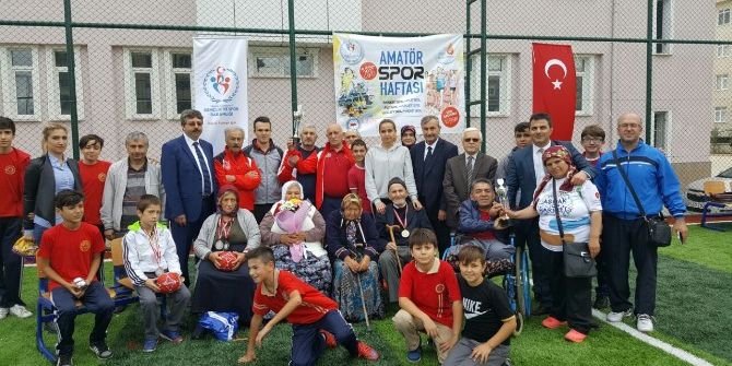 Yaşlılar Ve Protokol, Çocuklar İçin Bocce Maçı Yaptı