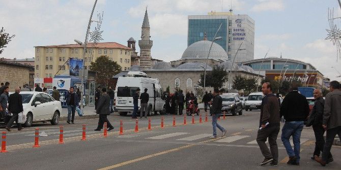 Otobüs Durağında Unutulan Bavullar, Polisi Alarma Geçirdi