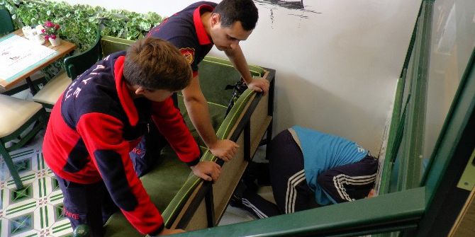 Yavru Kediyi Kurtarmak İçin Yeni Dekorunu Acımadan Kırdırdı