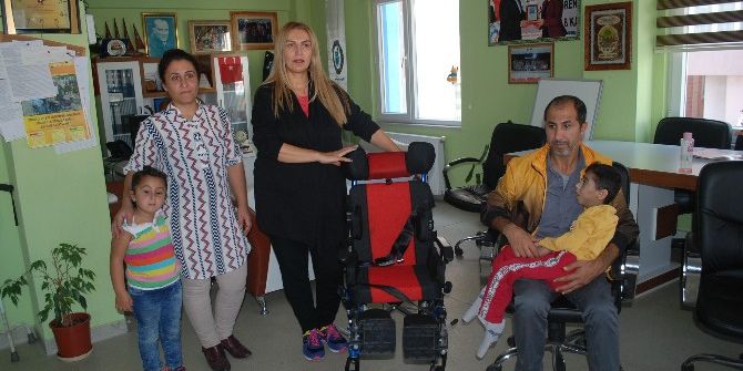Engelli Çocuğa Tekerlekli Sandalye Desteği