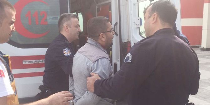 Valilik Önünde Kendini Jiletle Yaraladı