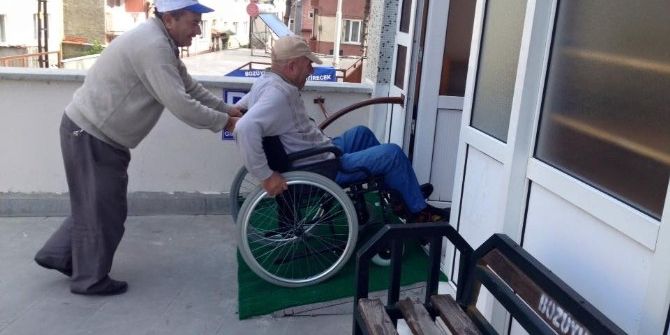 Engelli Vatandaşlar İçin Camiye Engelli Rampası Yaptılar