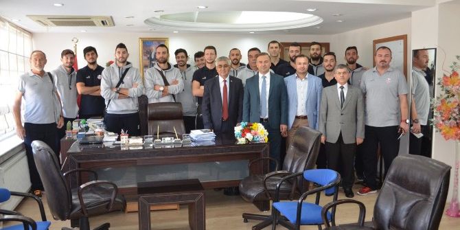 Voleybolcular Kaymakam Güven’i Ziyaret Etti