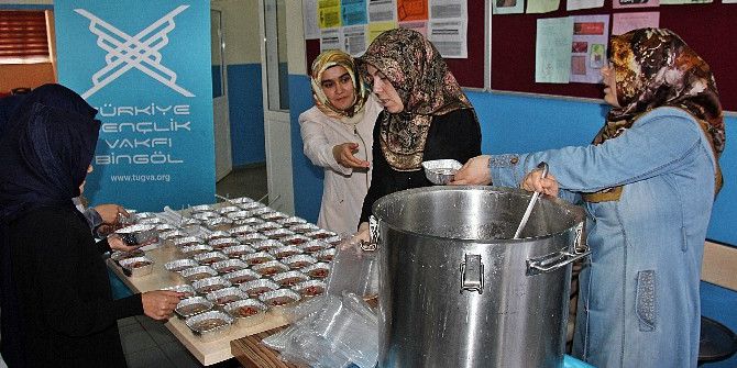 Bingöl’de 700 Öğrenciye Aşure Dağıtıldı