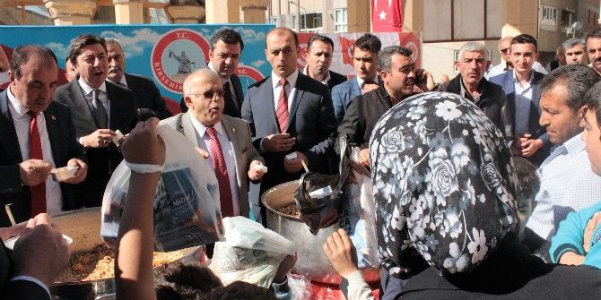Protokol Aşure Dağıtırken ’O’ Birasını Yudumladı