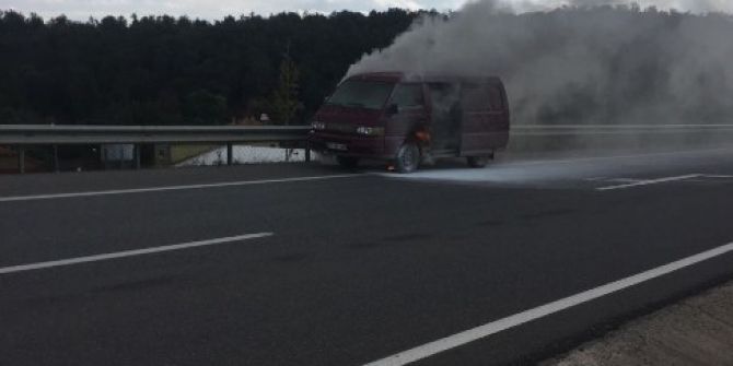 Seyir Halindeki Panelvan Yandı