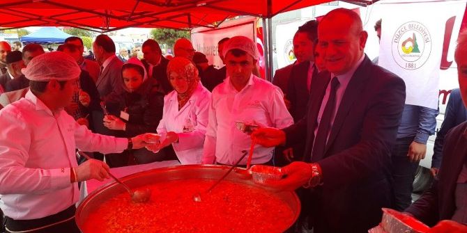 Belediye Aşure Dağıttı