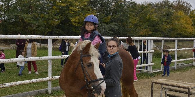 Binlerce Çocuk Ata Binmenin Keyfini Yaşadı