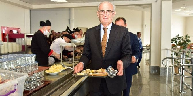 Başkan Yılmaz Yemeğini Öğrenci Kantininde Yedi