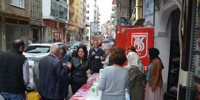 Fatsa’da Yardım Sevenler Aşure Dağıttı