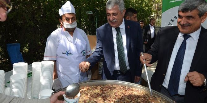 Yeşilyurt Belediyesi’nden Cami Cemaatine Aşure İkramı