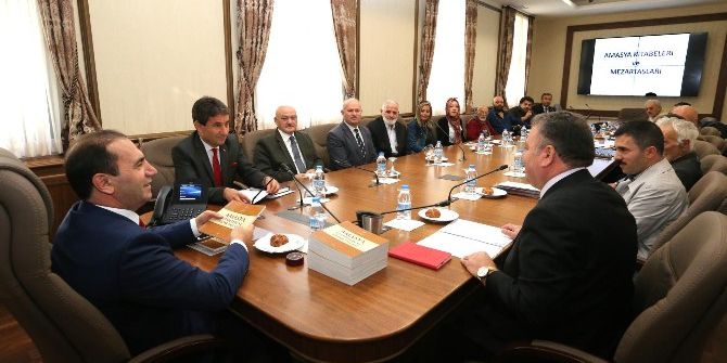 Tarihi Mezar Taşlarına Işık Tutacak Kitap