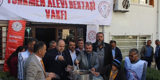 Türk Kızılayı Ve Türkmen Alevi Bektaşi Derneği Üyeleri Aşure Dağıttı