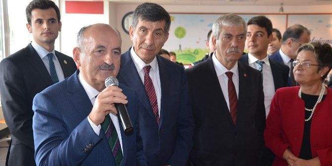Bakan Müezzinoğlu Öğle Yemeğini Lastik İşçileriyle Yedi
