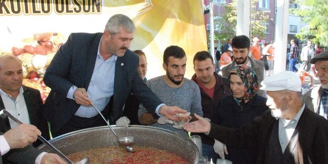 Ak Parti Uşak İl Teşkilatı Aşure Etkinliği Düzenledi