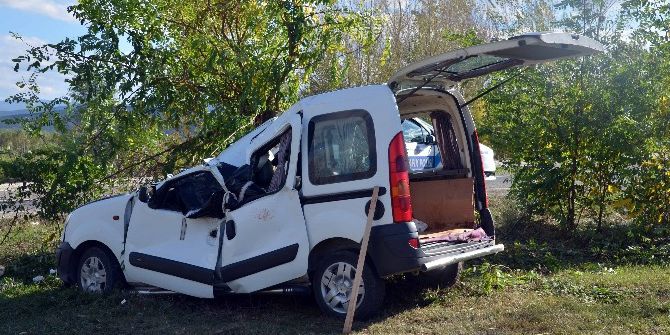 Yoldan Çıkan Kamyonet Tarlaya Uçtu: 1 Ölü, 2 Yaralı