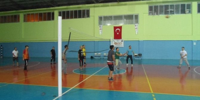 Silopi’de Sağlık Çalışanlarından Voleybol Maçı