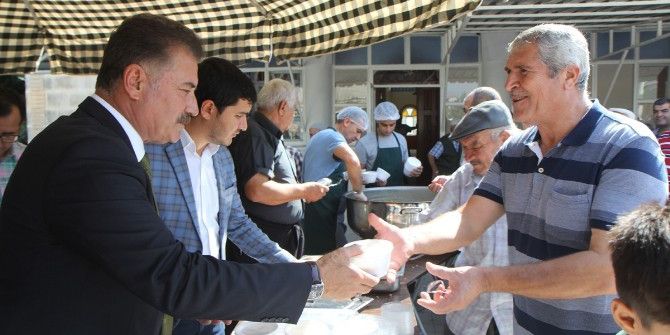 Başkan Tuna, Aşure Dağıttı