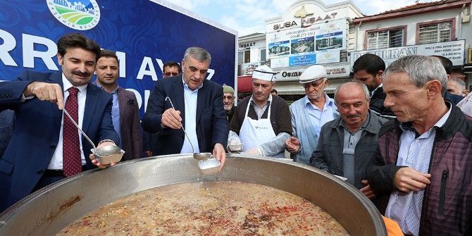 Toçoğlu İle Üstün Aşure Dağıttı