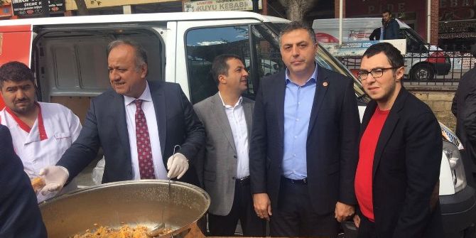 Başkan Babaş, Cemaate Aşure İkram Etti
