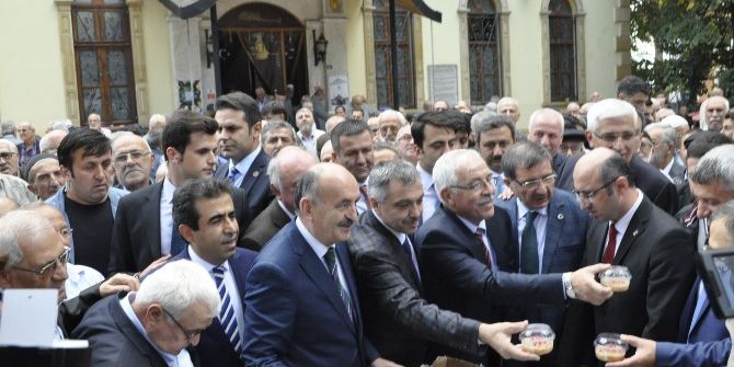 Bakan Müezzinoğlu, Vatandaşlara Aşure Dağıttı