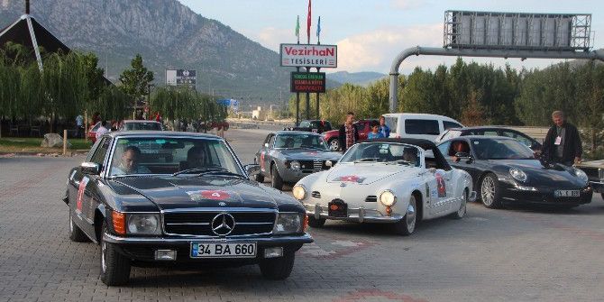 Klasik Otomobiller Görenlerini Hayran Bıraktı