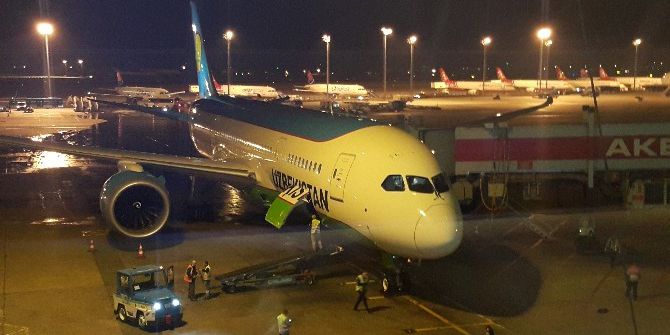 Özbekler’in İlk 787 Dreamliner Uçağına ‘Su Takı’ İle Karşılama