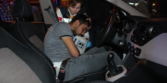 Virajı Alamayan Sürücü Otomobili İle Bankamatiğe Daldı