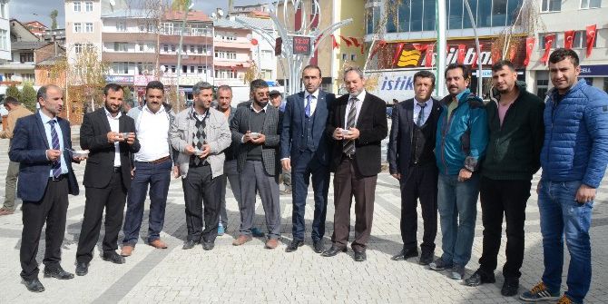 Sarıkamış Değişim Derneği Aşure Dağıttı