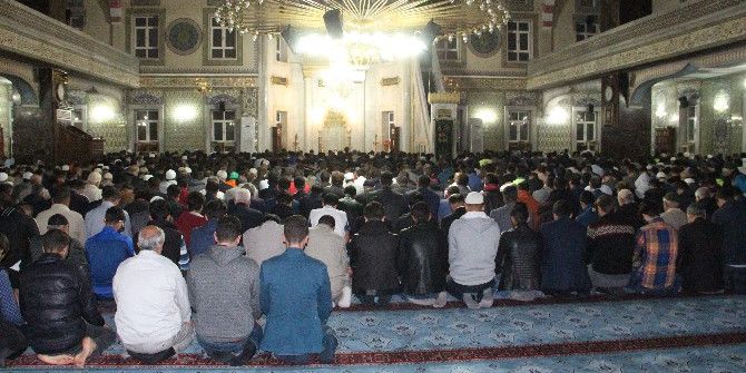 Gençler, 15 Temmuz Ruhuyla Sabah Namazında Buluştu