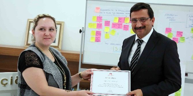 Lütfiye Çam, Kadın Girişimcilere Sertifikalarını Verdi
