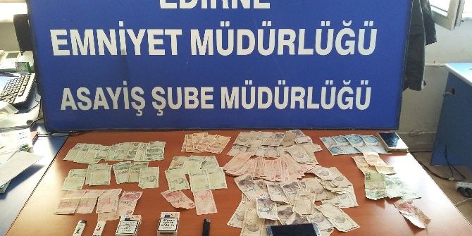 Çaldıkları Para Ve Yiyeceklerle Yakalandılar