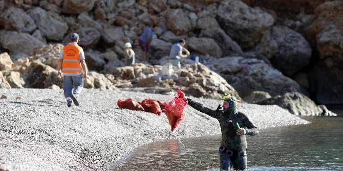 50 Dalgıç 2 Saatte 200 Çuval Çöple Denizden Çıktı