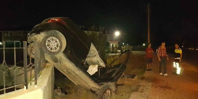 Takla Atan Otomobil, Duvarda Asılı Kaldı