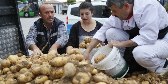 Mahalle Halkı, Taşeron İşçilere Dağıtılmak Üzere 3 Ton Patates Bağışladı