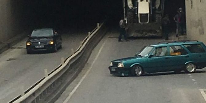Kamyon Kasasında Taşınan Kepçe Tünele Takıldı