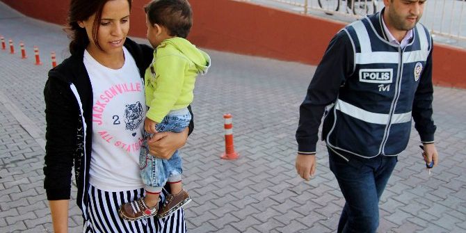 Kaçak Sigarayla Yakalanan Şüpheli, Sağlık Kontrolüne Kucağında Çocuğuyla Geldi