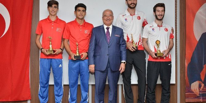 Mersin’de 2016 Yılının En İyi Sporcuları Ödüllerini Aldı