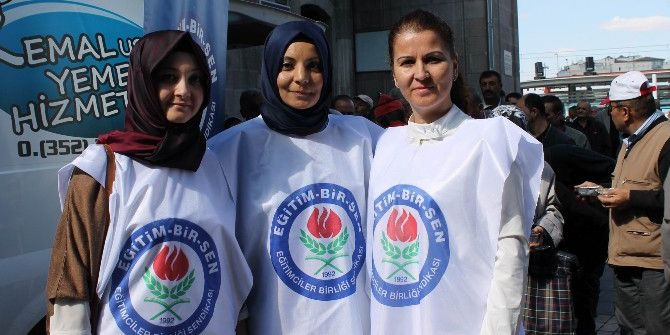 Eğitim Bir Sen Kadın Komisyonu Aşure Dağıttı