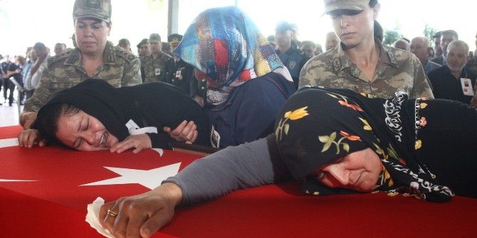 Şehidin Tabutunu Bırakamadılar