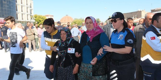 Şehit Annesi, Oğlunun Cenaze Namazında Saf Tuttu