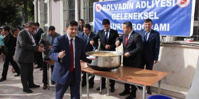 Bolvadin Adliyesinde Geleneksel Aşure Dağıtımına Devam Edildi